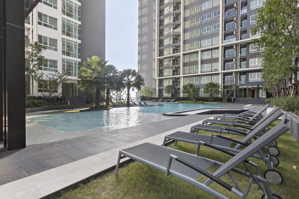 Бассейн с современным зданием
