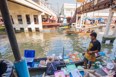 Amphawa/Tayland-Mayıs 7 2018: yüzen pazarda atmosfer, Tayland