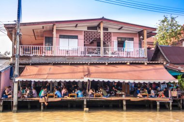 Amphawa/Tayland-Mayıs 7 2018: yüzen pazarda atmosfer, Tayland