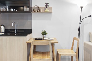 Apartman salonunda küçük mutfak ve masa yemeği