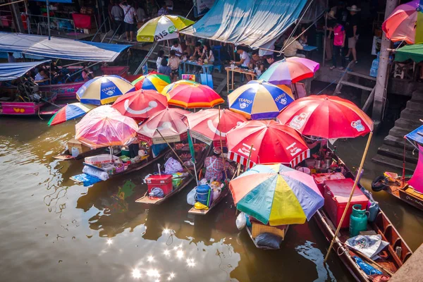 Amphawa/Tayland-Mayıs 7 2018: yüzen pazarda atmosfer, Tayland