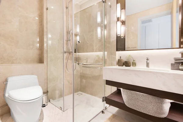 Konforlu temiz ve beyaz banyo..