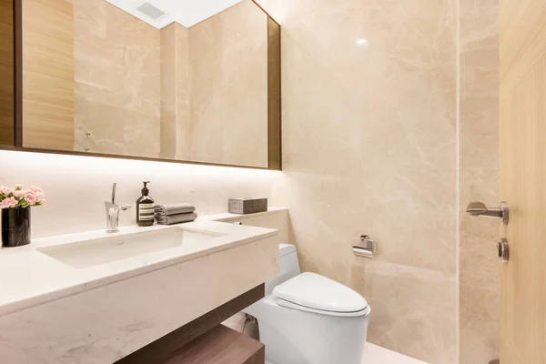 Konforlu temiz ve beyaz banyo..