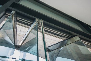 Modern cam kapı menteşeleri