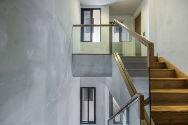 Evin içindeki koridor beyaz duvarlar ve ahşap döşemeler.