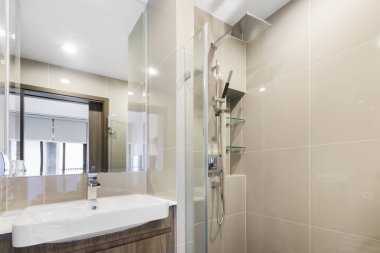 Apartmanda küçük bir banyo.