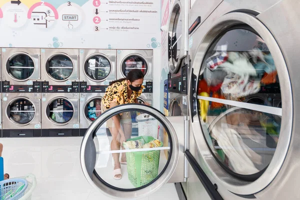 People Washing Clothes Laundry Shop — Stock Photo, Image