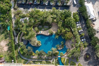 Binanın tepesinde yüzme havuzu