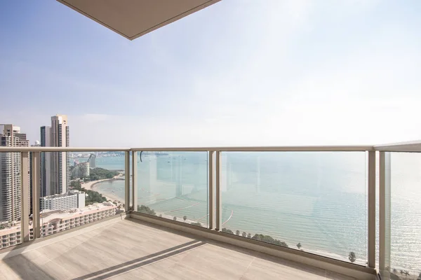 Cam balkon denize bakıyor..