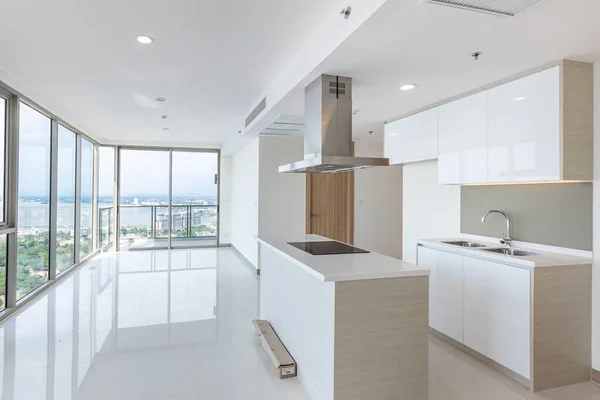 Apartmanda temiz beyaz bir mutfak köşesi.