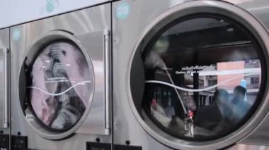 Yakın plan, çamaşır makinesi çalışıyor..