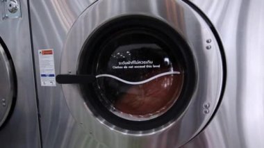 Yakın plan, çamaşır makinesi çalışıyor..