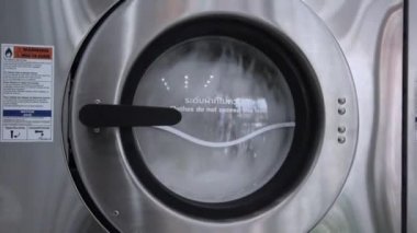 Yakın plan, çamaşır makinesi çalışıyor..