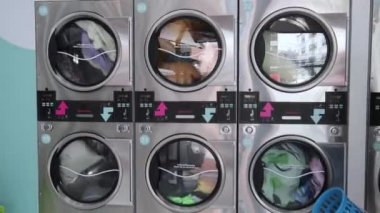 Yakın plan, çamaşır makinesi çalışıyor..