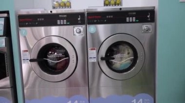 Yakın plan, çamaşır makinesi çalışıyor..