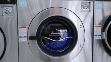 Yakın plan, çamaşır makinesi çalışıyor..