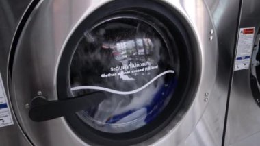 Yakın plan, çamaşır makinesi çalışıyor..