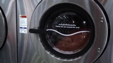 Yakın plan, çamaşır makinesi çalışıyor..