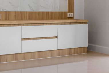 Modern ahşap dolap.