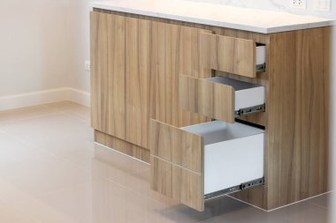 Modern ahşap dolap.