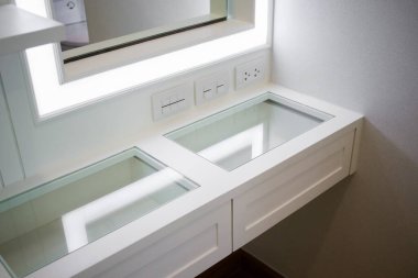 Beyaz makyaj masasının çekmeceleri.