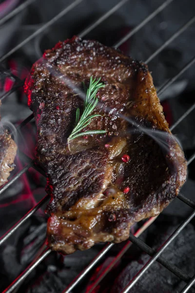 Stücke Vom Marmorierten Rindfleisch Auf Dem Grill — Stockfoto