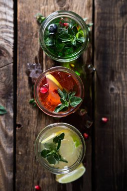 Meyveler ve otlar ile doğal limonata