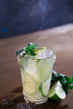 Kireç ve otlar ile doğal limonata