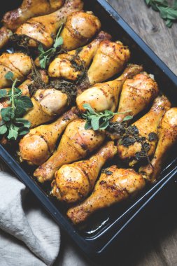 Otlar ile pişmiş tavuk budu