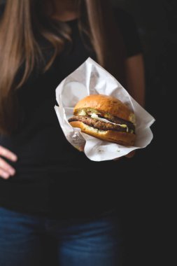 Elinde tutan büyük hamburger kız