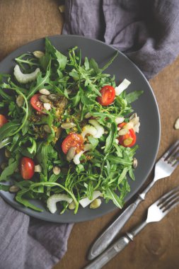 Yeşil salata, roka, domates, kereviz