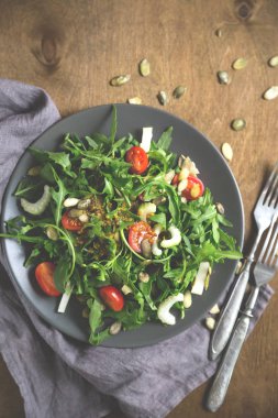 Yeşil salata, roka, domates, kereviz