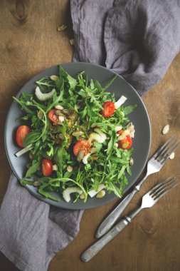 Yeşil salata, roka, domates, kereviz