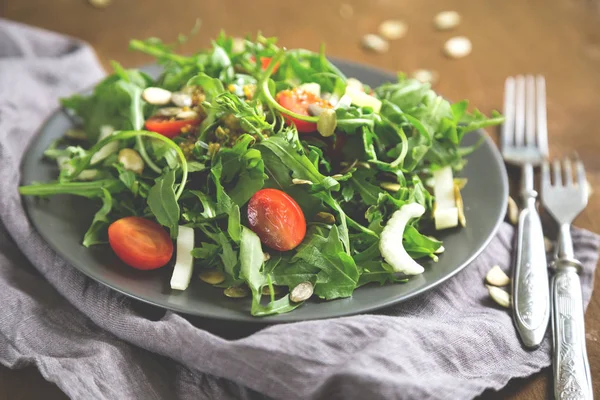 Yeşil Salata Roka Domates Kereviz — Stok fotoğraf