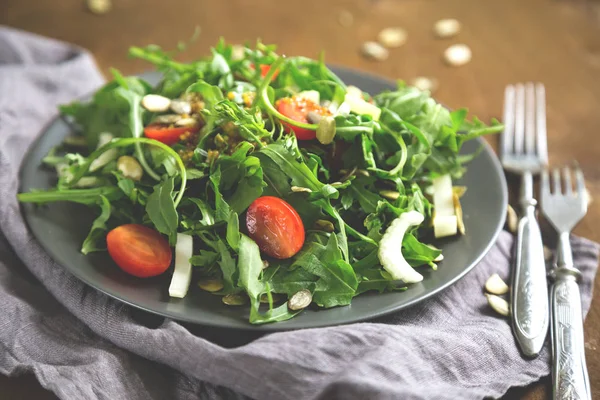 Yeşil Salata Roka Domates Kereviz — Stok fotoğraf