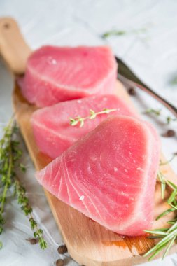 Tablo taze ton balığı filetosu