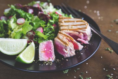 Sebze karışımı ile orkinos biftek