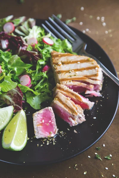 Thunfischsteak Mit Gemüsemischung — Stockfoto