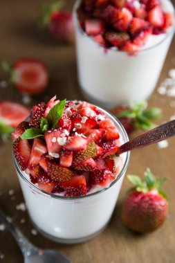 Taze çilek ile Doğal yoğurt