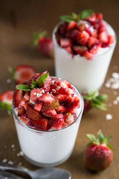 Taze çilek ile Doğal yoğurt