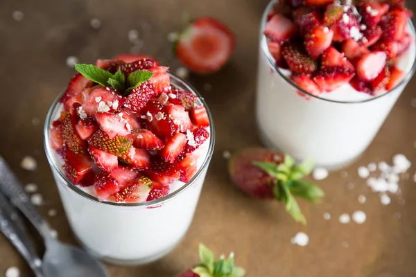 Taze çilek ile Doğal yoğurt