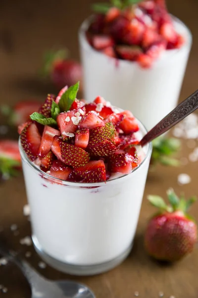 Taze çilek ile Doğal yoğurt