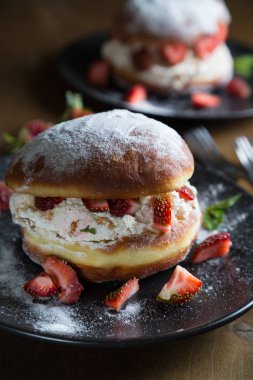 Pasta krema dolum ve taze çilek ile