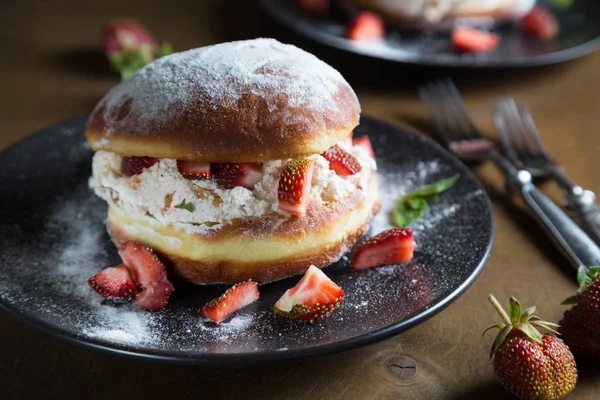 Kuchen Mit Sahnefüllung Und Frischen Erdbeeren — Stockfoto