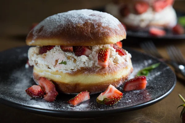 Kuchen Mit Sahnefüllung Und Frischen Erdbeeren — Stockfoto