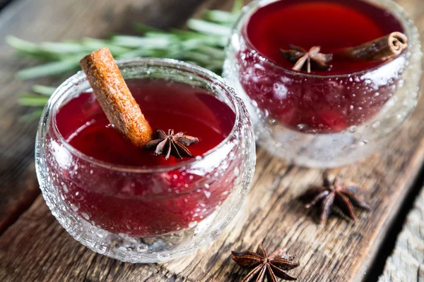 Erfrischendes Kirschfruchtgetränk Mit Zimt Und Badan — Stockfoto