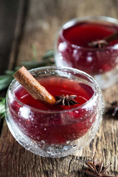 Erfrischendes Kirschfruchtgetränk Mit Zimt Und Badan — Stockfoto