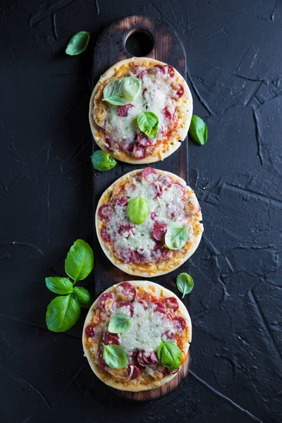 Mini Pizzas Con Pepperoni Queso —  Fotos de Stock