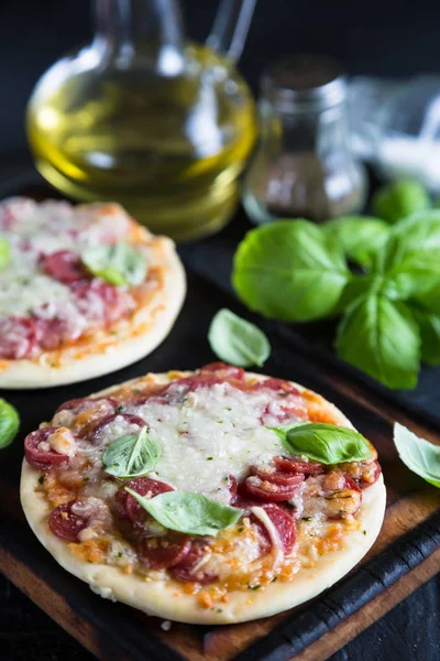 Mini Pizzas Con Pepperoni Queso —  Fotos de Stock