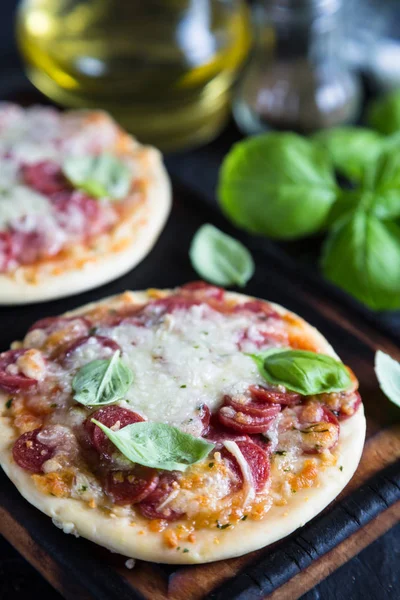 Mini Pizzas Con Pepperoni Queso —  Fotos de Stock